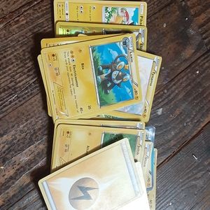 Yellow pack of pokemon cards (30)